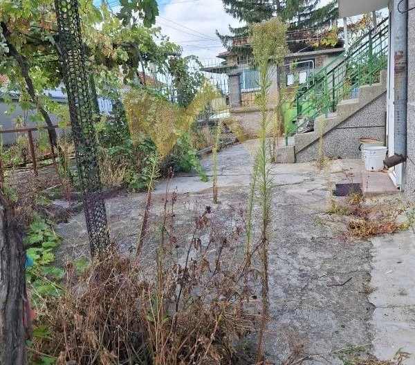 Двуетажна къща в град Аксаково -  - снимка 3 - Имоти Премиер