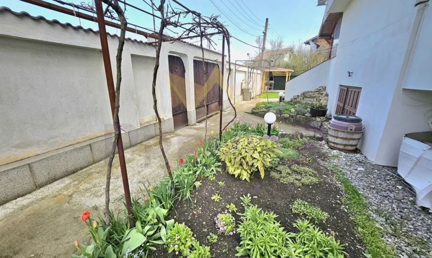 Двуетажна къща в гр.Костинброд -  - снимка 19 - Имоти Премиер