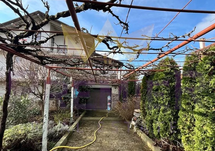 Двуетажна къща в м. Перчемлията - - снимка 14 - Имоти Премиер