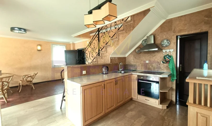 Двуетажна къща в с. Кошарица, близо до Слънчев бряг – идеален дом за целогодишно живеене или почивка -  - снимка 3 - Имоти Премиер