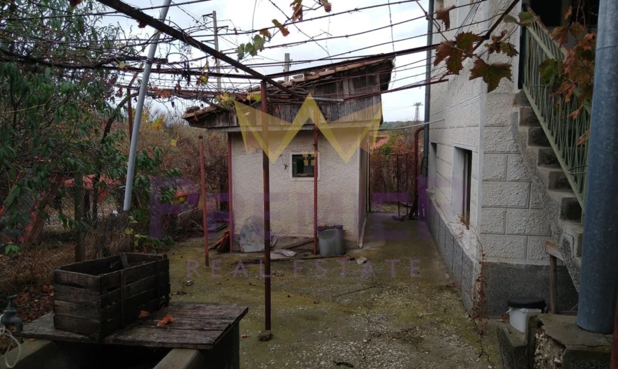 Двуетажна къща в с. Пчелник -  - снимка 12 - Имоти Премиер