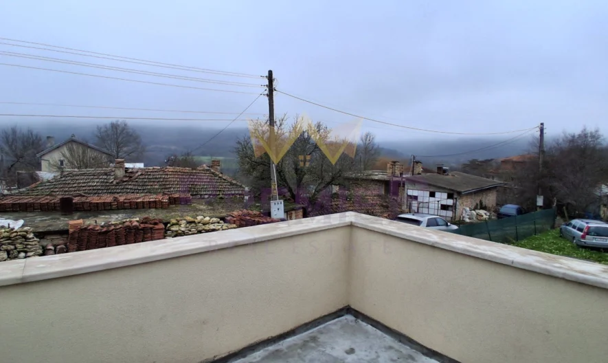 Двуетажна къща в с.Долище, обл. Варна - - снимка 13 - Имоти Премиер