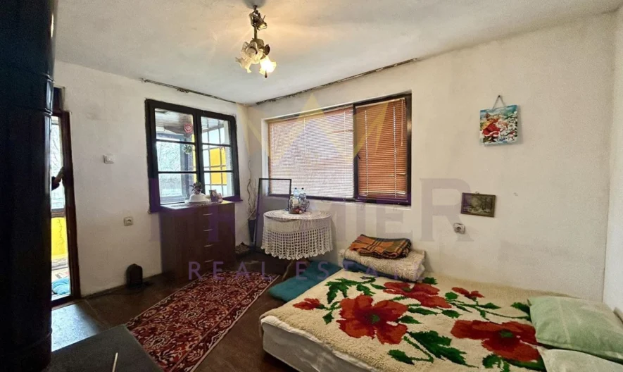 Двуетажна Къща в село Безводица -  - снимка 10 - Имоти Премиер