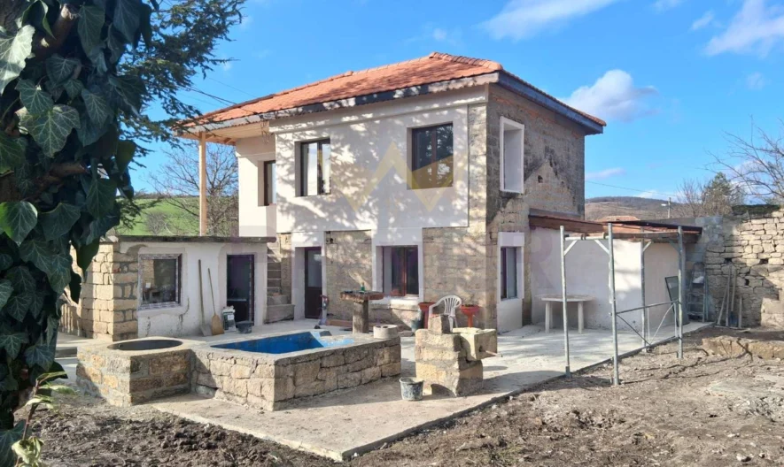 Двуетажна къща в с.Манастир, обл.Варна - - снимка 3 - Имоти Премиер