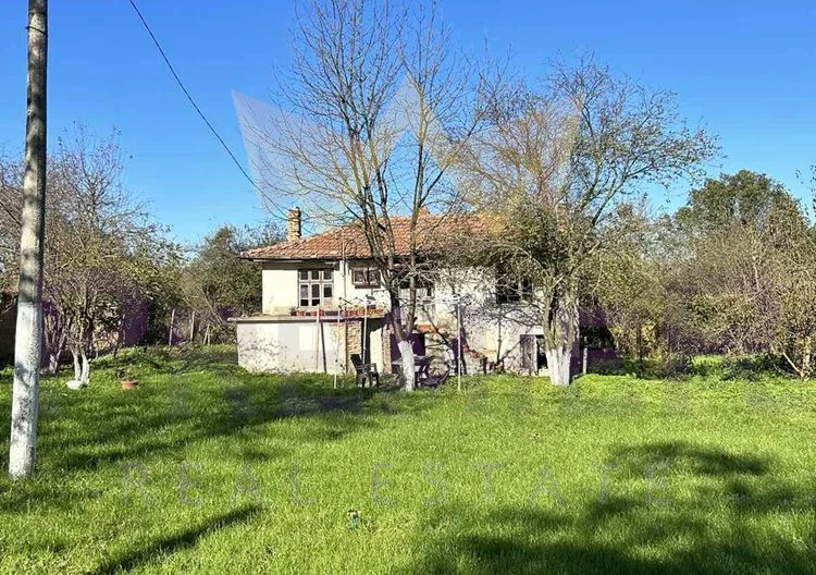 Двуетажна къща  в с.Водица. -  - снимка 1 - Имоти Премиер