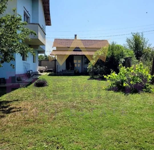 Двуетажна къща в тих и спокоен район -  - снимка 1 - Имоти Премиер