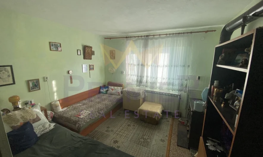 Двуетажна къща в централната част на село Кичево -  - снимка 14 - Имоти Премиер