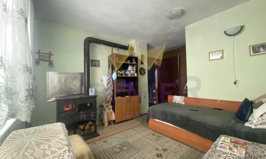 Двуетажна къща в централната част на село Кичево -  - снимка 9 - Имоти Премиер