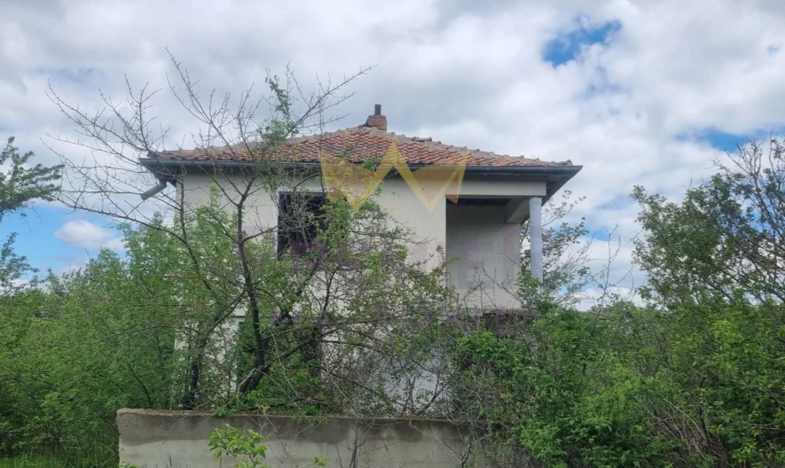 двуетажна малка къща за ремонт с парцел 2750м2 в края на село Венелин - - снимка 1 - Имоти Премиер