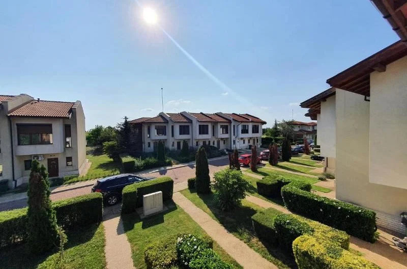 Двуетажна обзаведена къща - - снимка 5 - Имоти Премиер