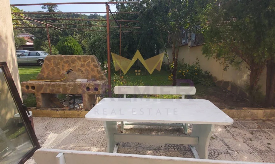 Двуфамилна къща, кв. Аспарухово -  - снимка 11 - Имоти Премиер