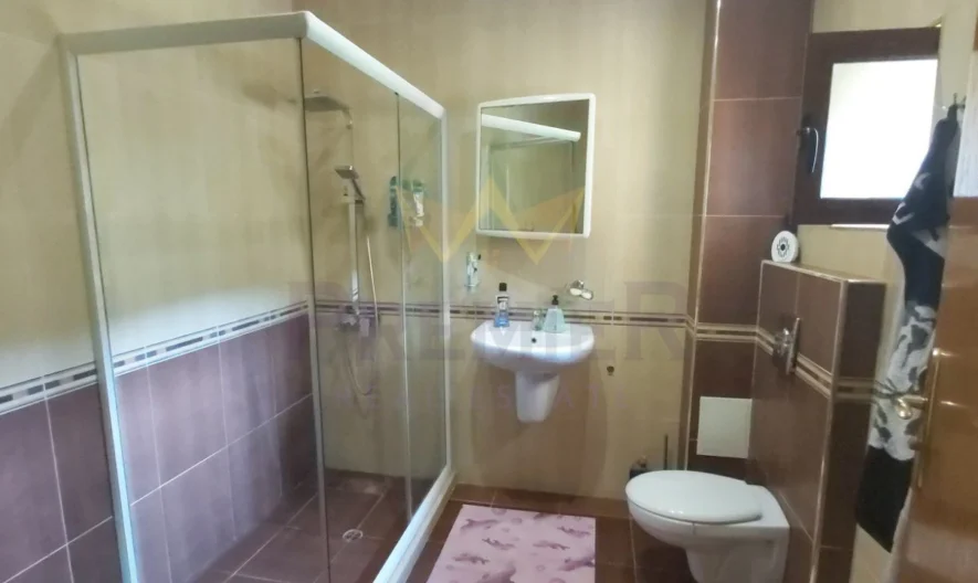 Двуфамилна къща, кв. Аспарухово - - снимка 22 - Имоти Премиер