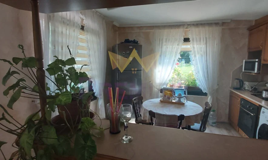 Двуфамилна къща, кв. Аспарухово - - снимка 25 - Имоти Премиер