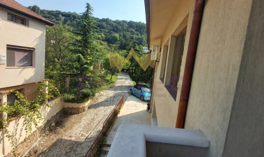 Двуфамилна къща, кв. Аспарухово - - снимка 35 - Имоти Премиер