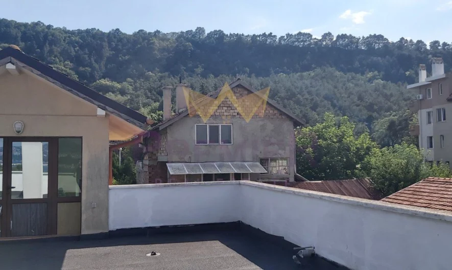 Двуфамилна къща, кв. Аспарухово -  - снимка 38 - Имоти Премиер