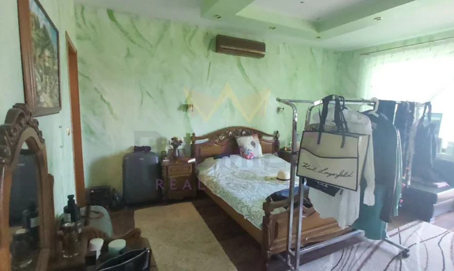 Двуфамилна къща, кв. Аспарухово -  - снимка 39 - Имоти Премиер