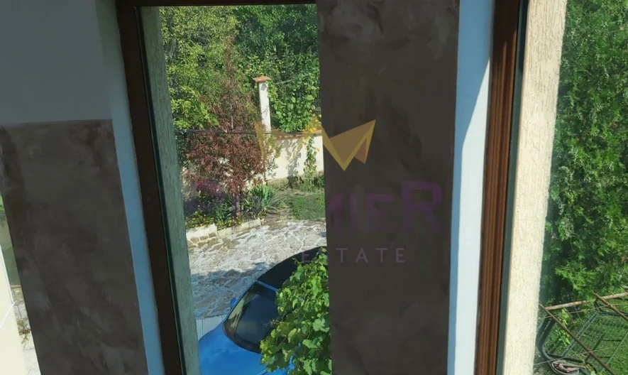 Двуфамилна къща, кв. Аспарухово - - снимка 48 - Имоти Премиер