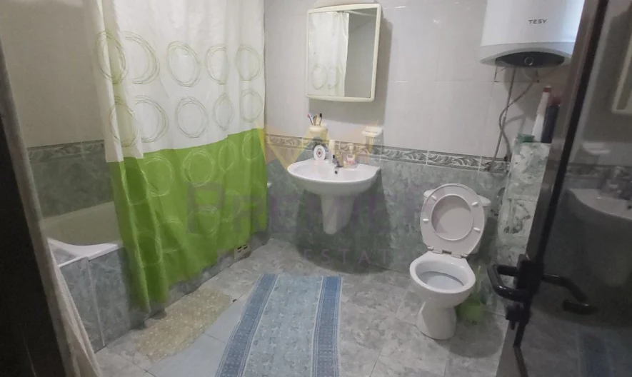 Двуфамилна къща, кв. Аспарухово -  - снимка 7 - Имоти Премиер