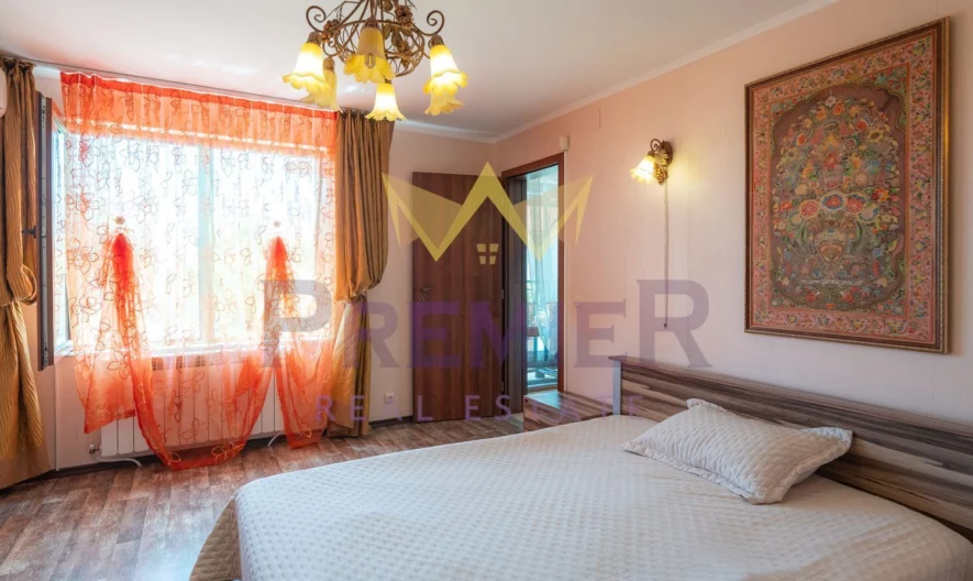 Двухэтажный дом с красивым озеленённым двором, в 15 минутах ходьбы из моря, в местности Прибой, г. Варна -  - снимка 23 - Имоти Премиер