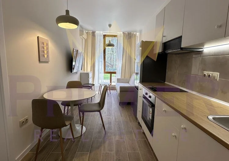 Двустаен апартамент с просторна лоджия и частен двор в затворен комплекс. - - снимка 1 - Имоти Премиер