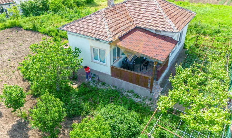 Едноетажна къща (71 кв.м.) след основен ремонт, готова за нанасяне с двор (1040 кв.м.) в с. Гурково, общ. Балчик, обл. Добрич -  - снимка 2 - Имоти Премиер