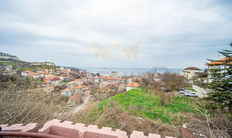 Едноетажна къща с уникална морска панорама в град Балчик -  - снимка 1 - Имоти Премиер