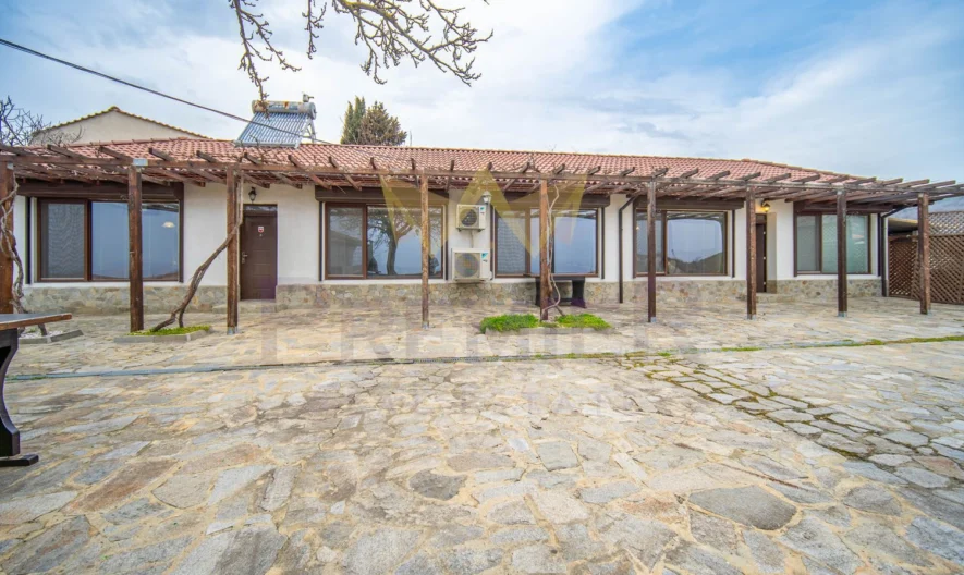 Едноетажна къща с уникална морска панорама в град Балчик -  - снимка 2 - Имоти Премиер