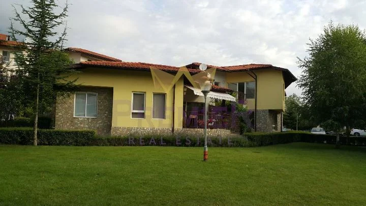 Едноетажна къща в затворен комплекс на 5 км. от Албена - - снимка 1 - Имоти Премиер