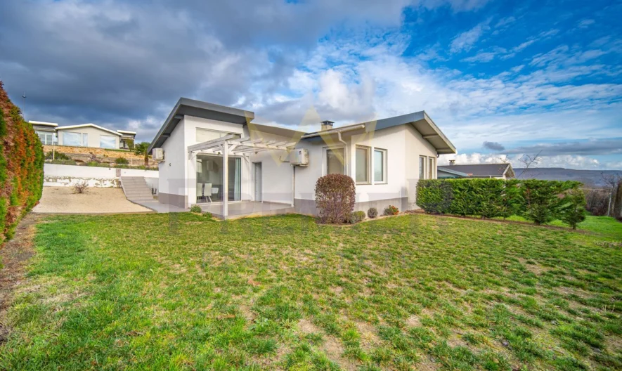 Едноетажна стилна къща тип близнак с дврор и морска панорам край с. Кранево, общ. Балчик, обл. Добрич -  - снимка 1 - Имоти Премиер