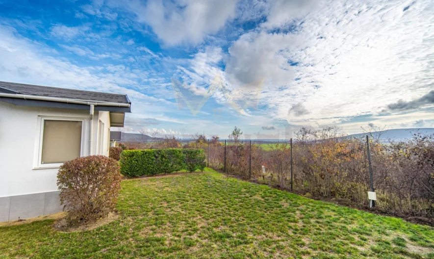 Едноетажна стилна къща тип близнак с дврор и морска панорам край с. Кранево, общ. Балчик, обл. Добрич -  - снимка 2 - Имоти Премиер