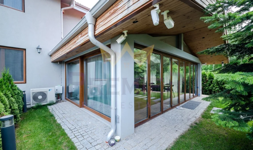 Еднофамилна къща с стилна архитектура и модерни дизайнерски решения в Бистрица - - снимка 33 - Имоти Премиер