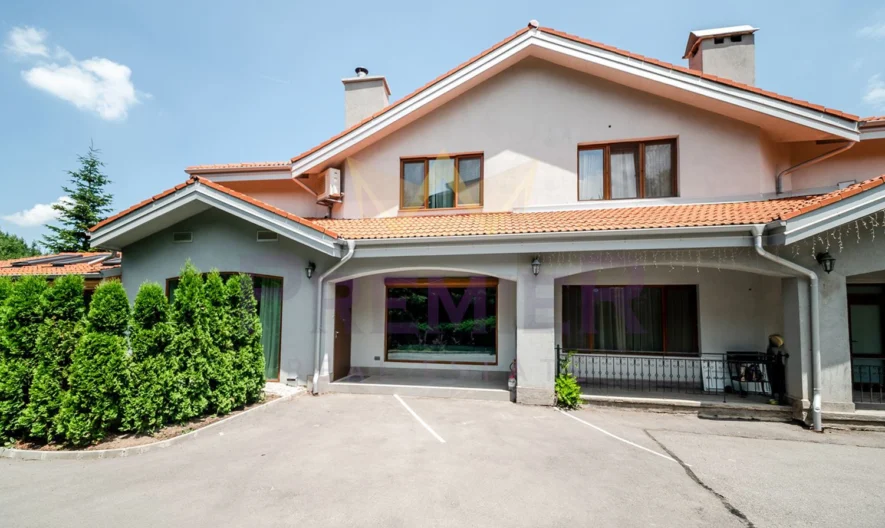 Еднофамилна къща с стилна архитектура и модерни дизайнерски решения в Бистрица - - снимка 36 - Имоти Премиер