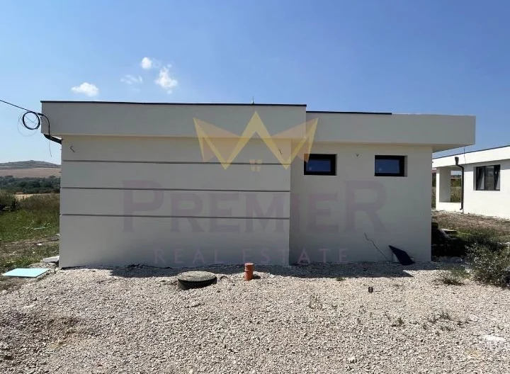 Еднофамилна къща в с. Хераково -  - снимка 3 - Имоти Премиер