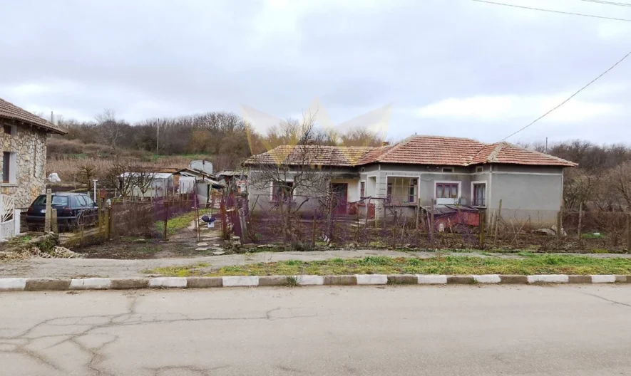 Еднофамилна къща в с.Изворово, област Добрич -  - снимка 1 - Имоти Премиер