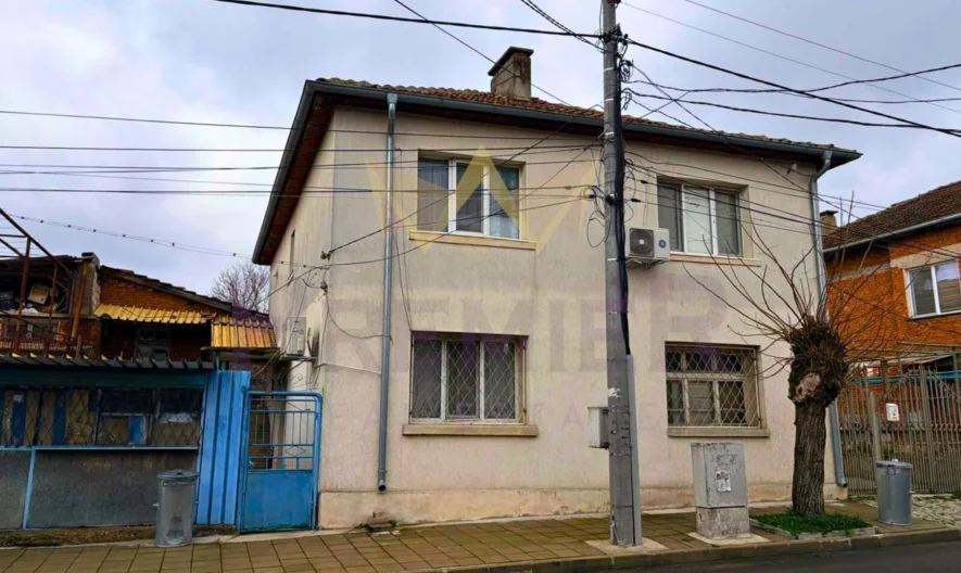 Етаж от къща с лице на две улици в гр. Средец -  - снимка 1 - Имоти Премиер