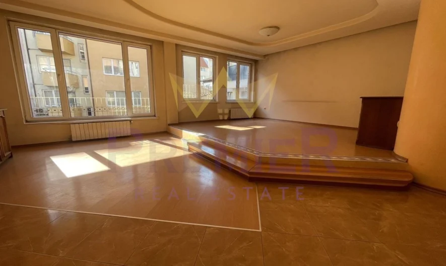 Freistehendes Haus mit zwei Garagen und Hof im Zentrum von Plovdiv -  - snimka 2 - Imoti Premier