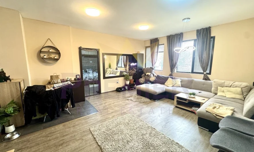 Fully Furnished Townhouse with Private Yard - - snimka 1 - Imoti Premier