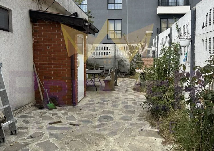 Fully Furnished Townhouse with Private Yard - - snimka 10 - Imoti Premier