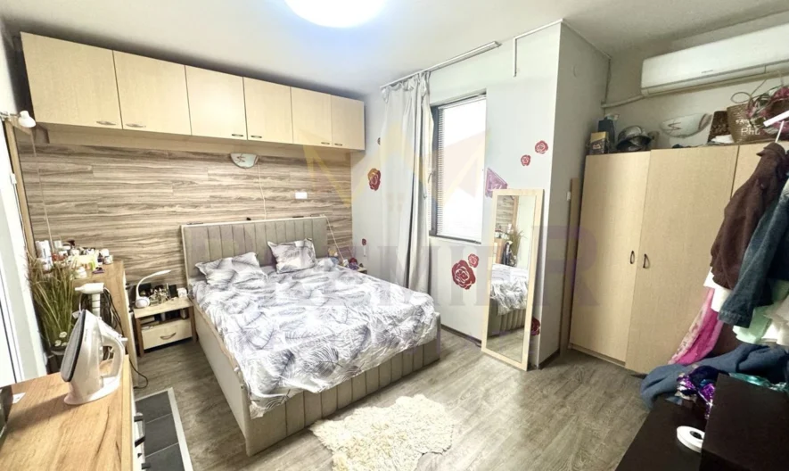 Fully Furnished Townhouse with Private Yard - - snimka 2 - Imoti Premier