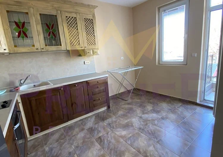 Голям тристаен апартамент с гараж -  - снимка 5 - Имоти Премиер