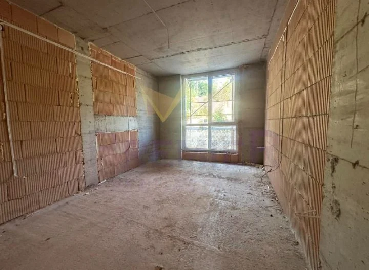 Голям тристаен апартамент с панорамна гледка, ж.к. Възраждане 3, гр. Варна -  - снимка 8 - Имоти Премиер