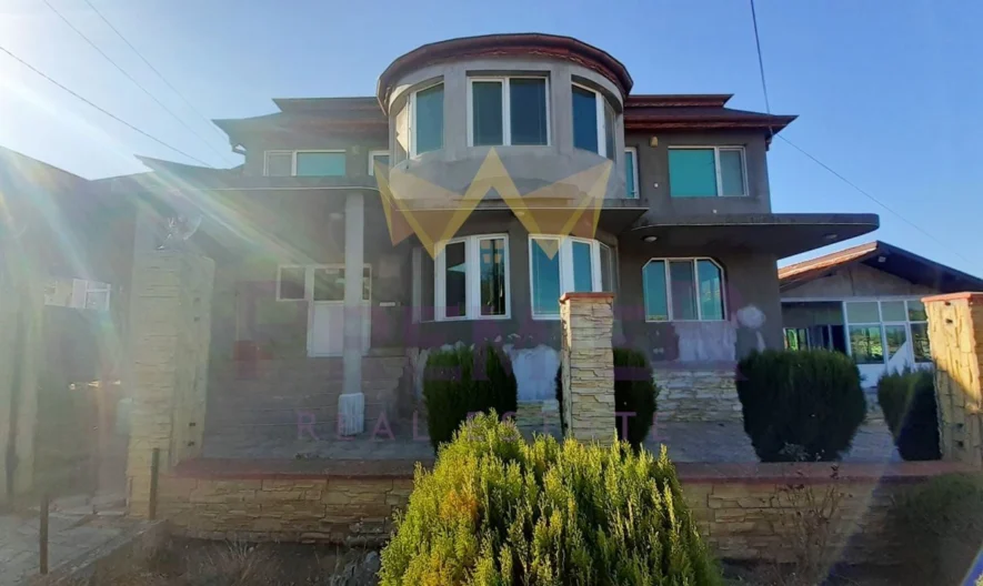 Голяма къща с двор и гараж. -  - снимка 1 - Имоти Премиер