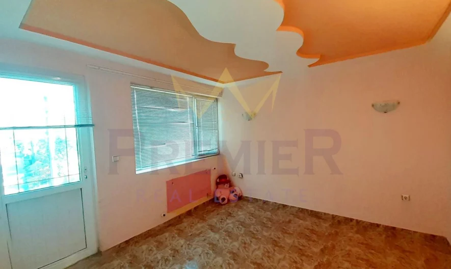 Голяма къща с двор и гараж. -  - снимка 12 - Имоти Премиер