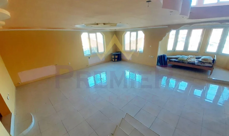 Голяма къща с двор и гараж. -  - снимка 17 - Имоти Премиер