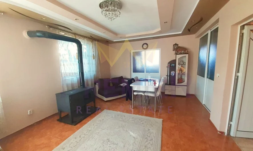 Голяма къща с двор и гараж. - - снимка 21 - Имоти Премиер