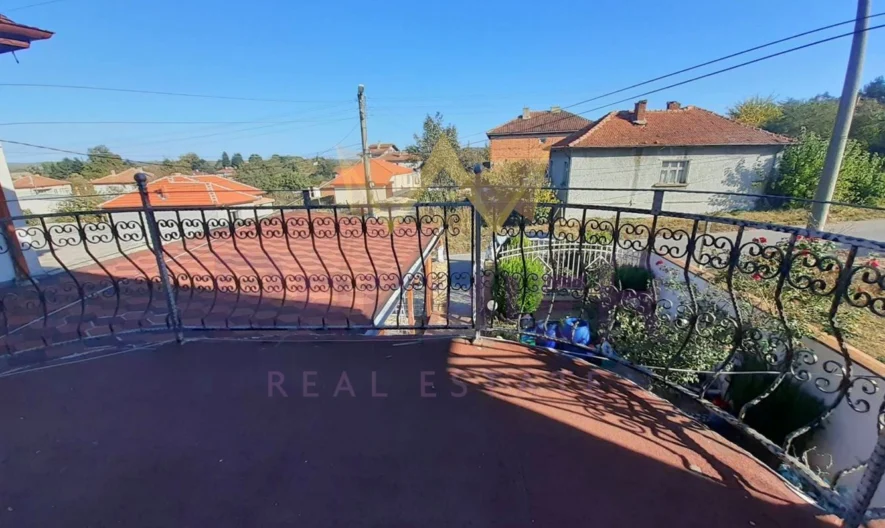 Голяма къща с двор и гараж. -  - снимка 23 - Имоти Премиер