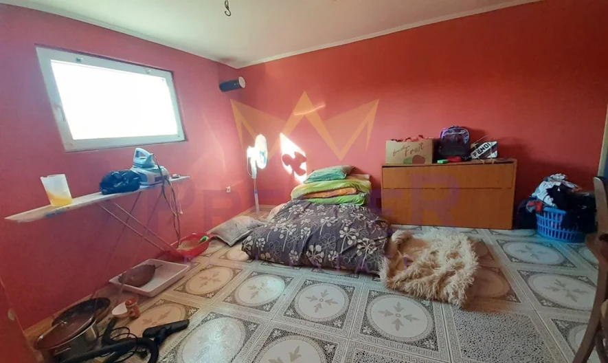 Голяма къща с двор и гараж. -  - снимка 24 - Имоти Премиер