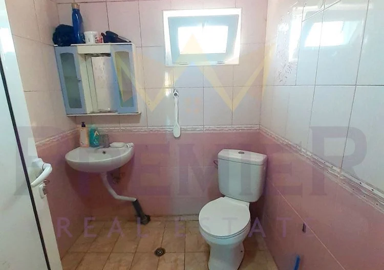 Голяма къща с двор и гараж. -  - снимка 26 - Имоти Премиер