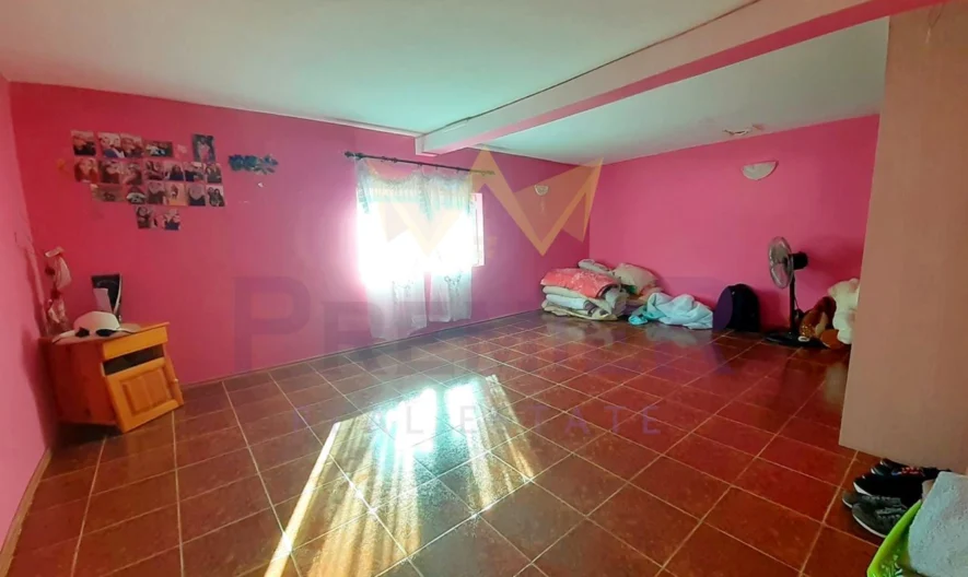 Голяма къща с двор и гараж. - - снимка 27 - Имоти Премиер