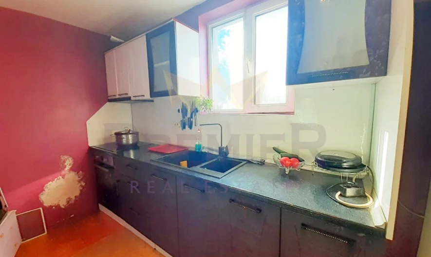 Голяма къща с двор и гараж. - - снимка 28 - Имоти Премиер